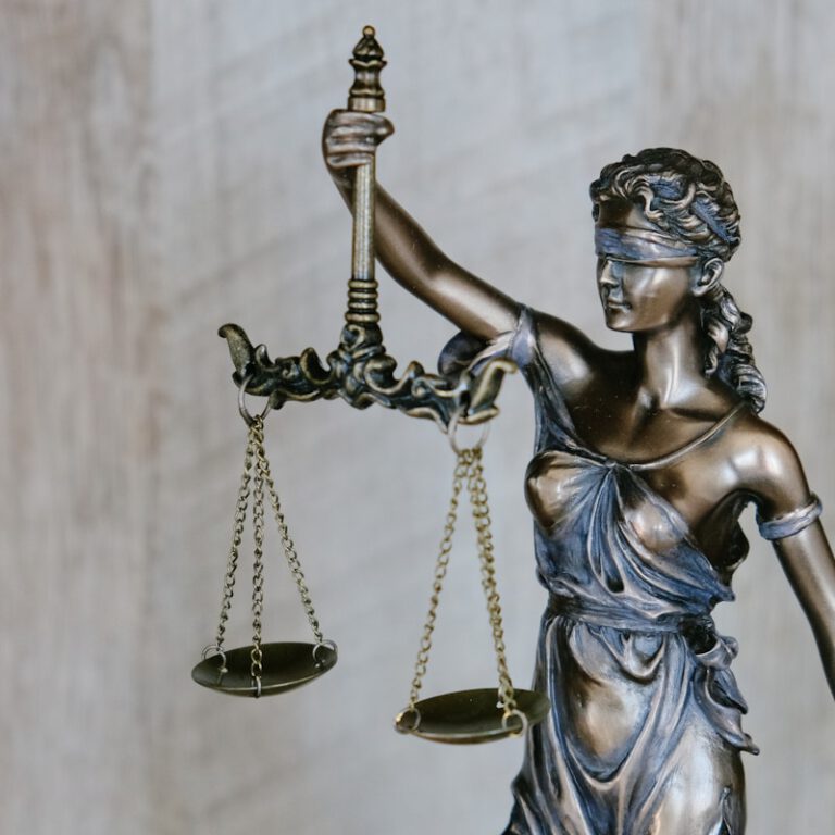 Waage der Gerechtigkeit als Symbol für faire Immobilienbewertung bei Erbschaft und Scheidung